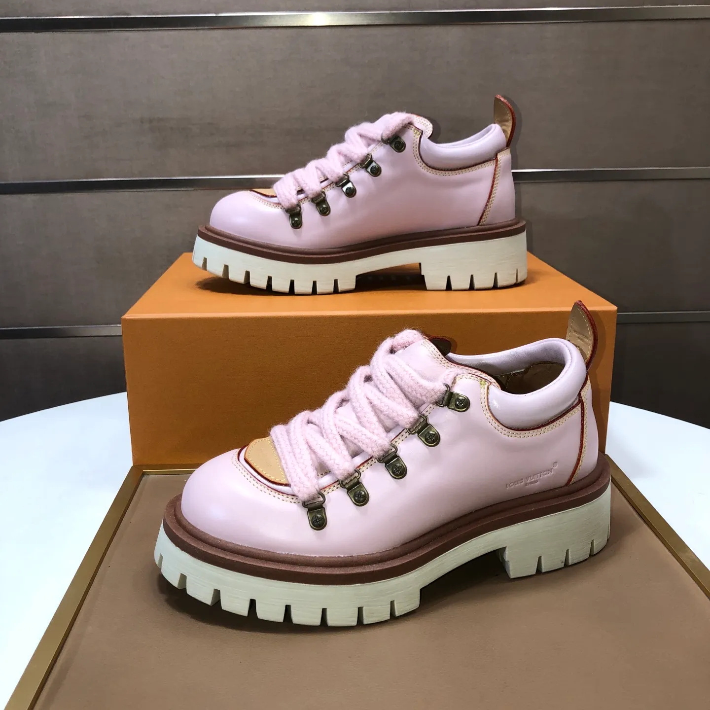 Men's shoes 💰660💰 LV Louis Vuitton 2025 autumn and winter new couple's new style, the original version is developed one to one, retro fashion, handsome and cool mountaineering derby shoes are out of stock 👍 💎 Material: imported first-layer cowhide 💎 Lining: imported lambskin 💎 Outsole: original molded TR non-slip sole 💎 Bottom height: 3.5cm 💎 Shoe size: 35-45 for both men and women